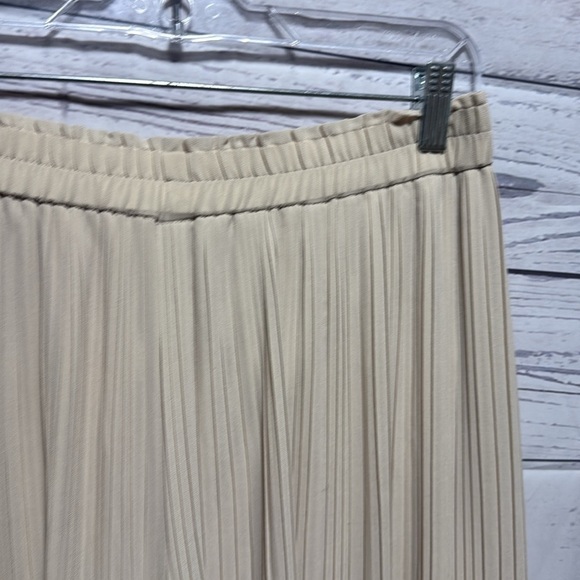 Uniqlo Chiffon Pleated Skirt Pants - Picture 5 of 7